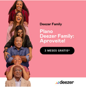 Família Nova Feliz Que Escuta Como Cildren a Música Do Piano Dos Jogos  Imagem de Stock - Imagem de jeans, pessoa: 94440149