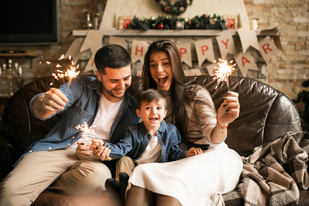 Um casal com o seu filho a festejar