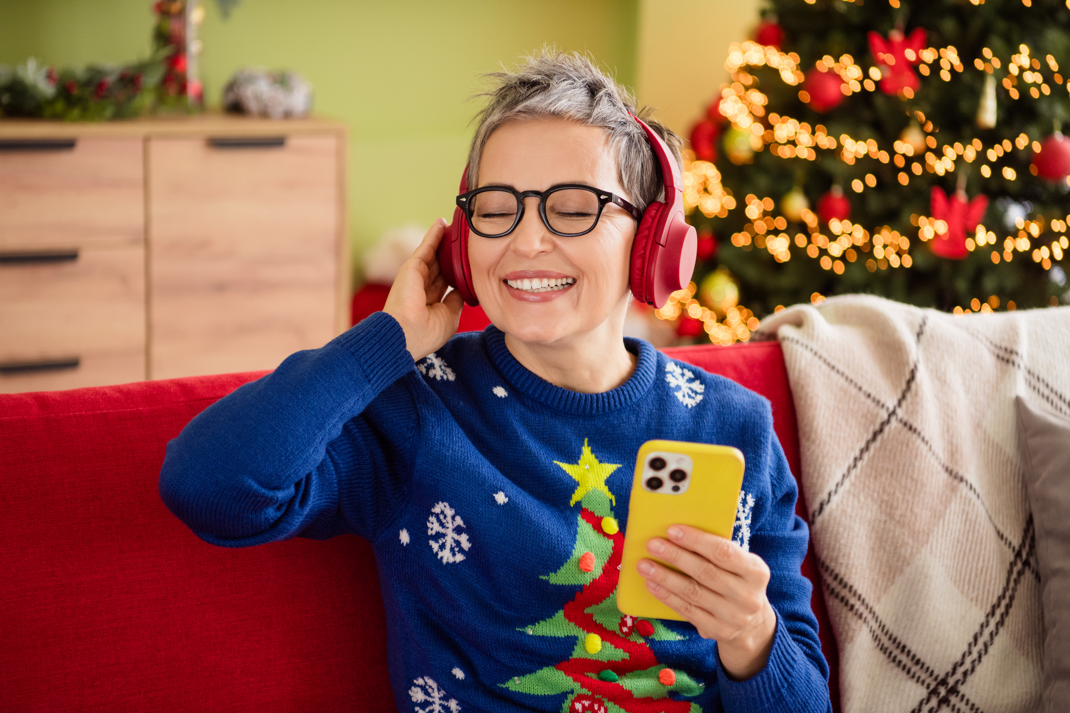 Mulher ouvindo música nos seus fones com celular