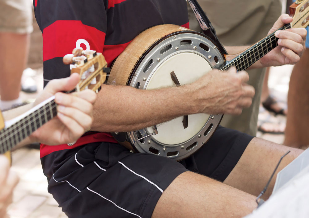 Homem a tocar um instrumento de música